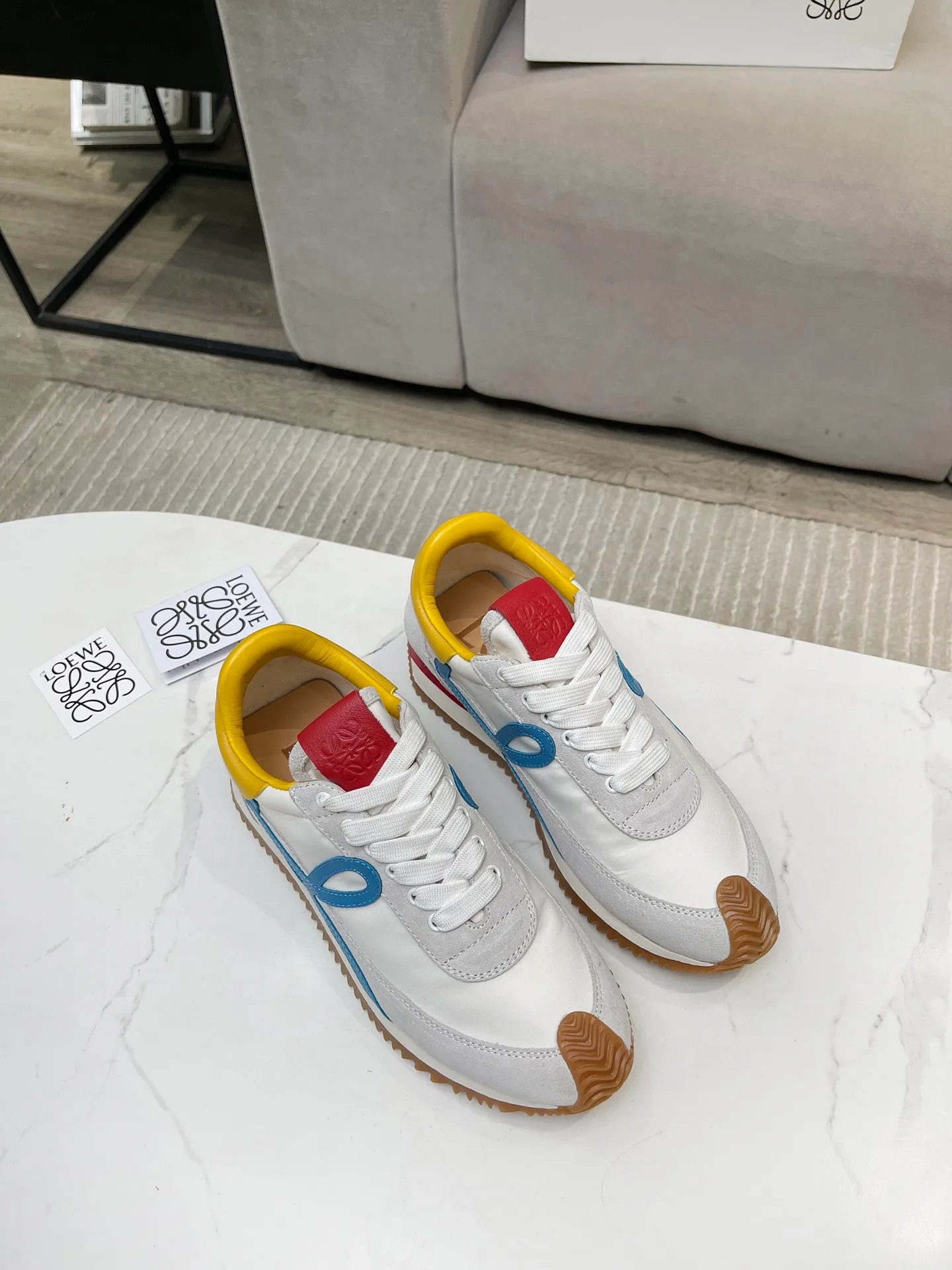 👟👟Ex-factory price 520👟👟 Men's code +10 Women's model: 35--39 (customized code 40 for women), Men's model: 40--44 (customized code 45 for men), 🔥🔥Hot LOEWE 2024 latest inner color block moral training shoes Forrest Gump shoes super good-looking super versatile color block stitching upper Very high-end hidden inner vagina 4cm! The heel has a novel design, is soft and comfortable, and has an exclusive brand logo on the side. It will be rated as the most comfortable sneaker of the year and is a must-have for your shoe cabinet!  The upper is made of special original cowhide + original cloth imported from Australia. The cowhide insole / original private model is exclusively customized with a 1:1 outsole!  Complete set in original packaging.